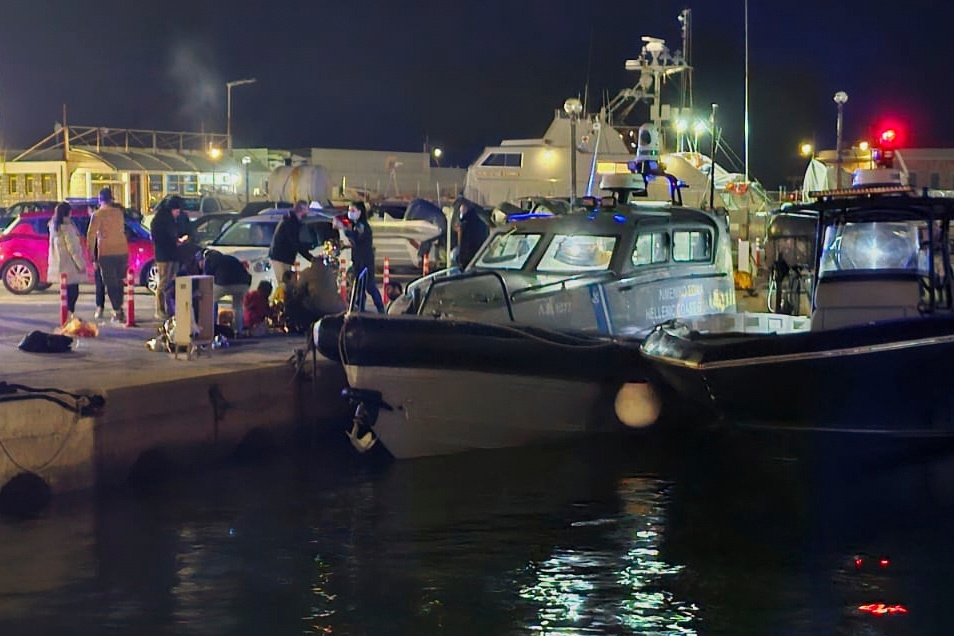  希腊海警船与偷渡船相撞 至少14人死亡
