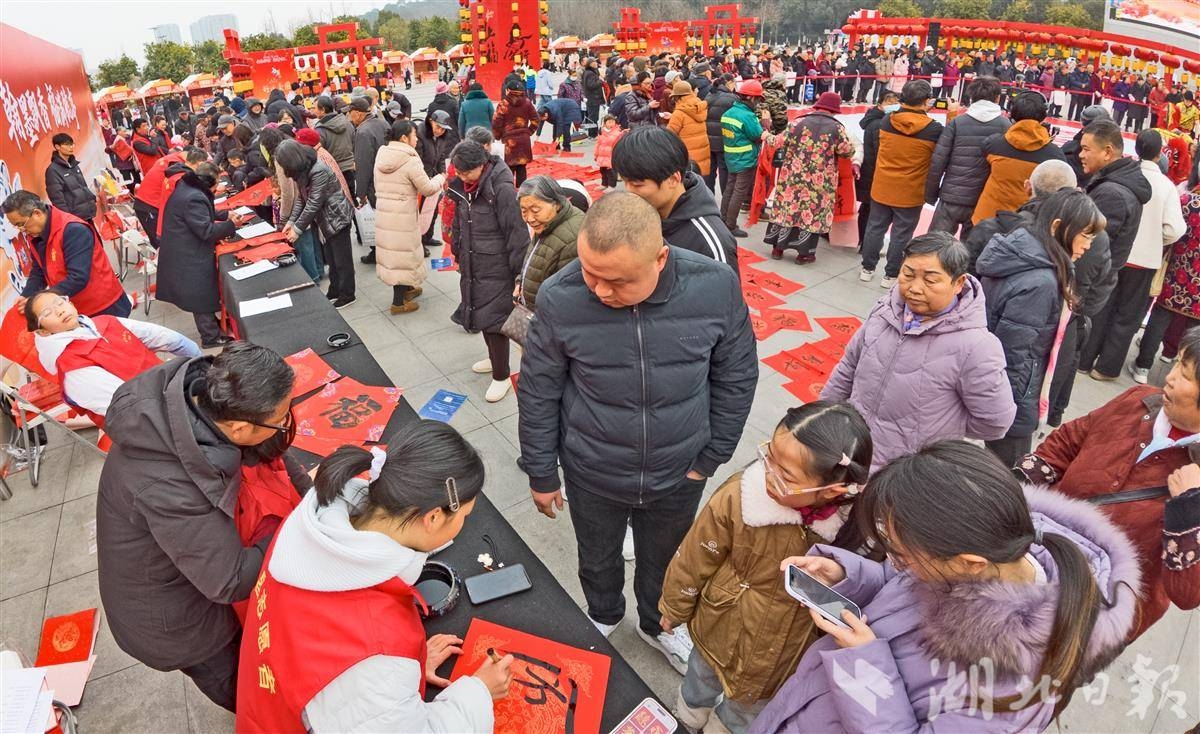 宜昌萌娃写春联送祝福