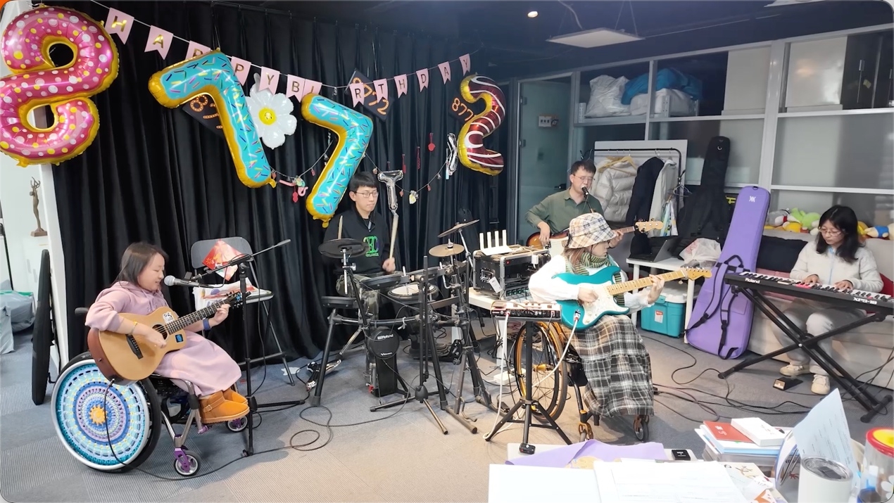 图片包含 人们, 女人, 男人, 桌子</p><p>AI 生成的内容可能不正确。