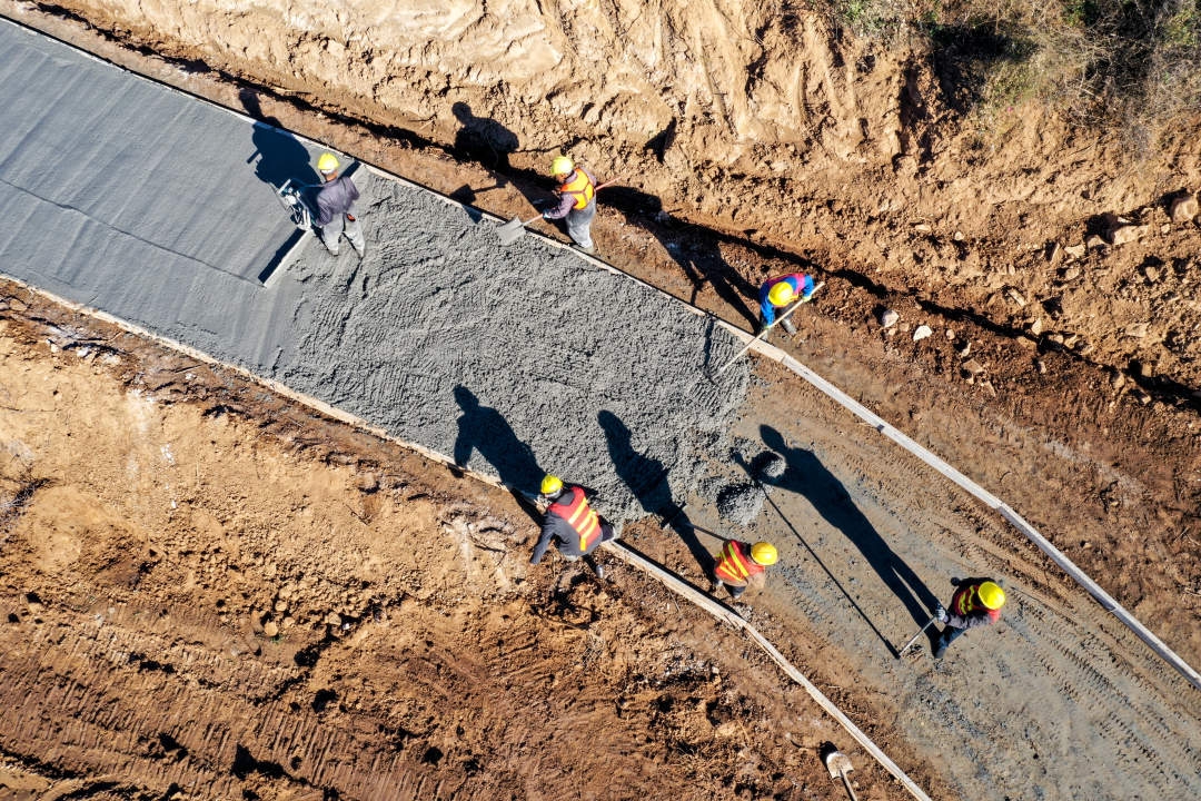 邢臺信都區田間地頭鋪上水泥路破解田間管理路難行